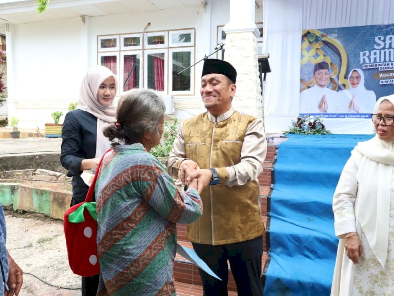 Bupati Luwu Timur, Irwan Bachri Syam, saat menyalurkan bantuan pada Safari Ramadan Pemerintah Kabupaten Luwu Timur hari ke-6 di Kecamatan Malili, Jumat (06/03/2026). @Jejakfakta/dok. Humas Pemkab Lutim