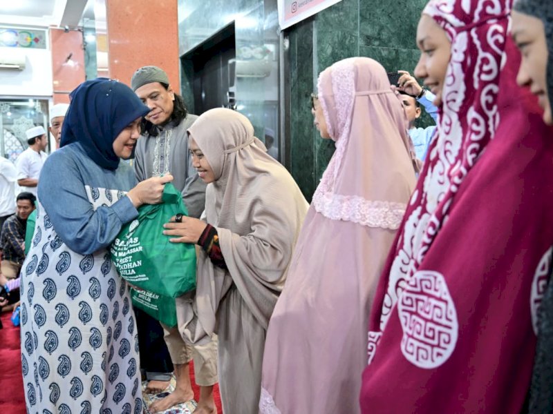 Wakil Wali Kota Makassar, Aliyah Mustika Ilham, menyalurkan bantuan paket sembako kepada warga saat Safari Ramadan Pemerintah Kota Makassar, di Masjid Nurul Jihad Toddoppuli, Kecamatan Manggala, Jumat malam, (6/3/2026). @Jejakfakta/dok. Humas Pemkot Makassar