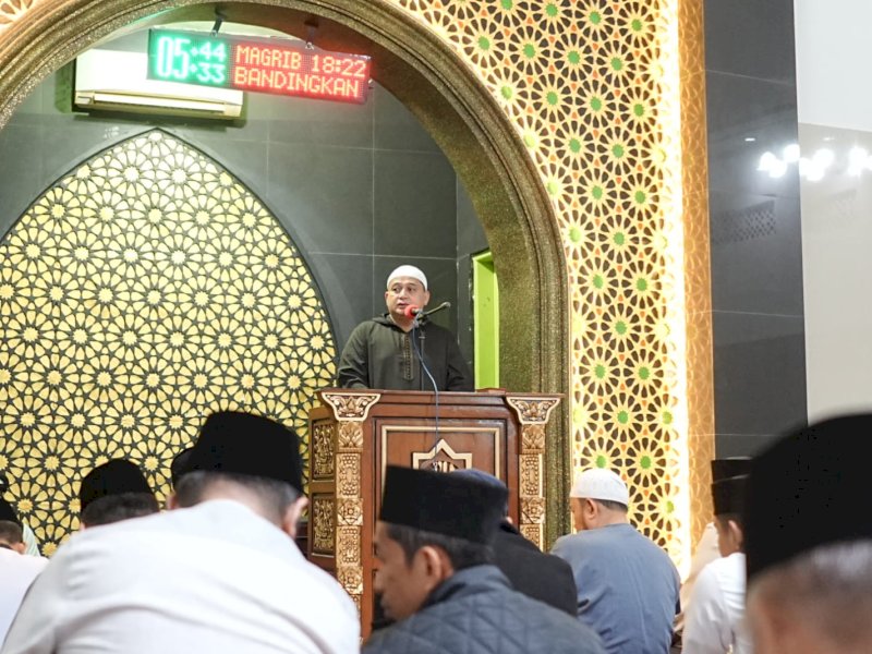 Wali Kota Makassar, Munafri Arifuddin, saat melaksanakan Safari Subuh Ramadan di Masjid Nurul Baried, Kecamatan Ujung Pandang, Sabtu (7/3/2026). @Jejakfakta/dok. Humas Pemkot Makassar