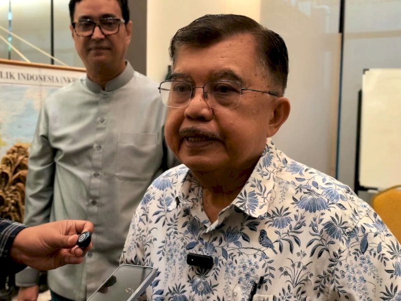 Wakil Presiden RI ke-10 dan ke-12, Jusuf Kalla, memberikan keterangan pers usai menghadiri diskusi tokoh lintas generasi di kawasan Jakarta Selatan, Sabtu (7/3/2026). @Jejakfakta/dok. Istimewa
