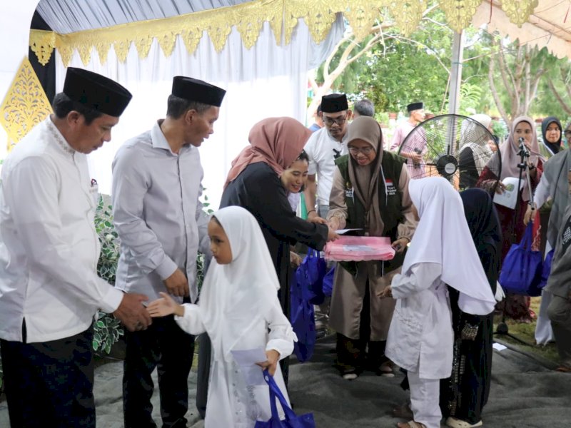 Wakil Bupati Luwu Timur Puspawati Husler penyerahan santunan anak yatim, bantuan sembako bagi warga kurang mampu, saat menggelar Safari Ramadan di Kecamatan Angkona, Sabtu (7/3/2026). @Jejakfakta/dok. Humas Pemkab Lutim