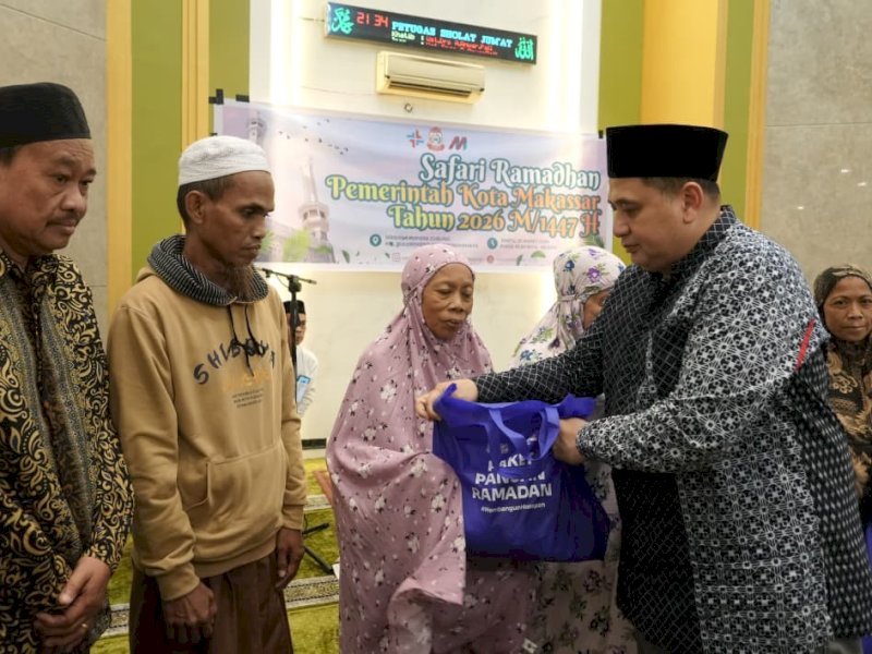  Wali Kota Makassar, Munafri Arifuddin menyalurkan bantuan paket pangan ramadan saat roadshow Safari Ramadan Pemerintah Kota Makassar 1447 Hijriah di Masjid H. Sampara Cubung, Kelurahan Untia, Kecamatan Biringkanaya, Sabtu (7/3/2026) malam. @Jejakfakta/dok. Humas Pemkot Makassar