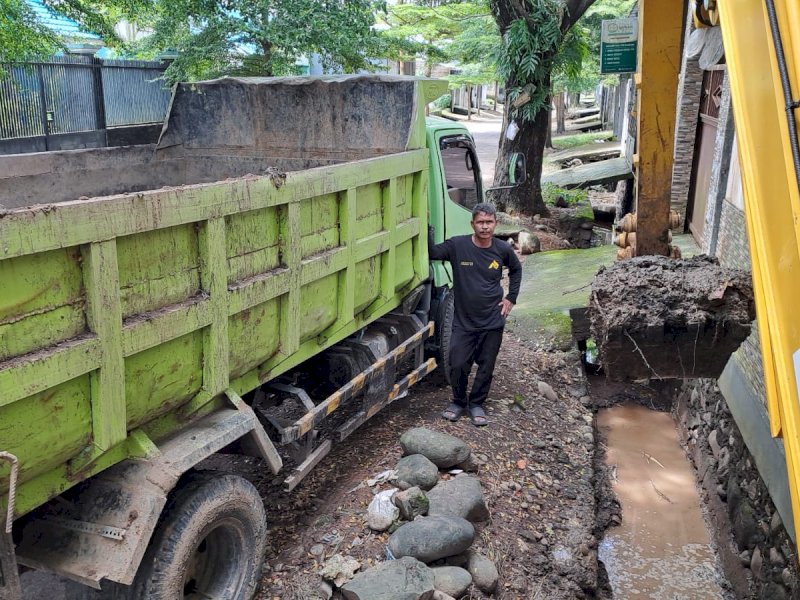 Alat berat excavator untuk melakukan normalisasi saluran air, pengerukan sedimen, hingga penggantian box culvert guna memperbesar kapasitas drainase di kawasan Blok 8 dan Blok 10 Perumnas Antang, Kecamatan Manggala. @Jejakfakta/dok. Humas Pemkot Makassar