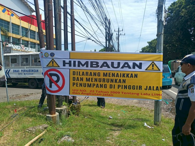 Dinas Perhubungan (Dishub) Kota Makassar, pasang spanduk himbauan untuk tidak menaikkan dan menurunkan penumpang di pinggir jalan. @Jejakfakta/dok. Humas Pemkot Makassar
