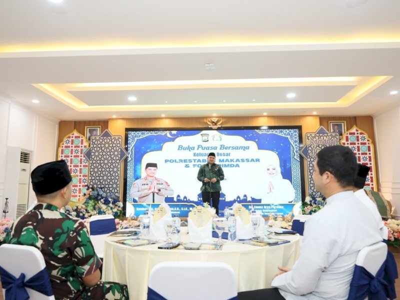 Wali Kota Makassar Munafri Arifuddin, saat memberikan sambutan pada acara buka puasa bersama di Aula Mappaodang Polrestabes Makassar, Minggu malam (7/3/2026). @Jejakfakta/dok. Humas Pemkot Makassar