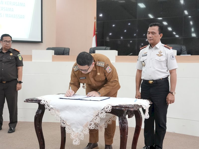 Penandatanganan nota kesepahaman (MoU) antara Wali Kota Makassar Munafri Arifuddin dan Kepala Balai Pemasyarakatan (Bapas) Kelas I Makassar Surianto, di Ruang Sipakatau Balaikota Makassar, Senin (9/3/2026). @Jejakfakta/dok. Humas Pemkot Makassar