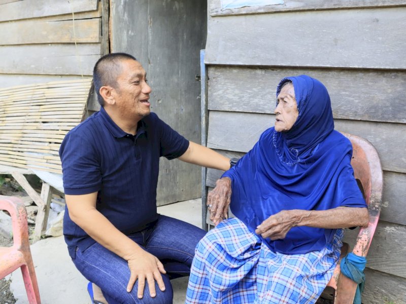 Bupati Luwu Timur, Irwan Bachri Syam, mengunjungi salah satu warga lanjut usia (lansia) yang kondisi rumahnya sangat memprihatinkan di Desa Mekarsari, Kecamatan Kalaena, Selasa (10/03/2026). @Jejakfakta/dok. Humas Pemkab Lutim