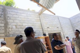 Bupati Irwan Pastikan Bantuan Perbaikan Rumah Korban Puting Beliung Segera Tersalur