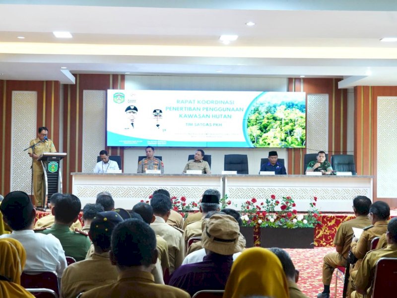 Pemerintah Kabupaten Luwu Timur menggelar Rapat Koordinasi (Rakor) Penertiban Penggunaan Kawasan Hutan oleh Tim Satuan Tugas Penertiban Kawasan Hutan (Satgas PKH) di Aula Sasana Praja, Kantor Bupati Luwu Timur, Senin (9/3/2026). @Jejakfakta/dok. Humas Pemkab Lutim