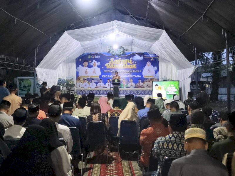  Sekretaris Daerah, Dr. Ramadhan Pirade, saat menyampaikan sambutan pada  Safari Ramadhan hari ke-8 Pemerintah Kabupaten Luwu Timur, di halaman Rumah Jabatan Camat Mangkutana, Minggu sore (8/3/2026). @Jejakfakta/dok. Humas Pemkab Lutim