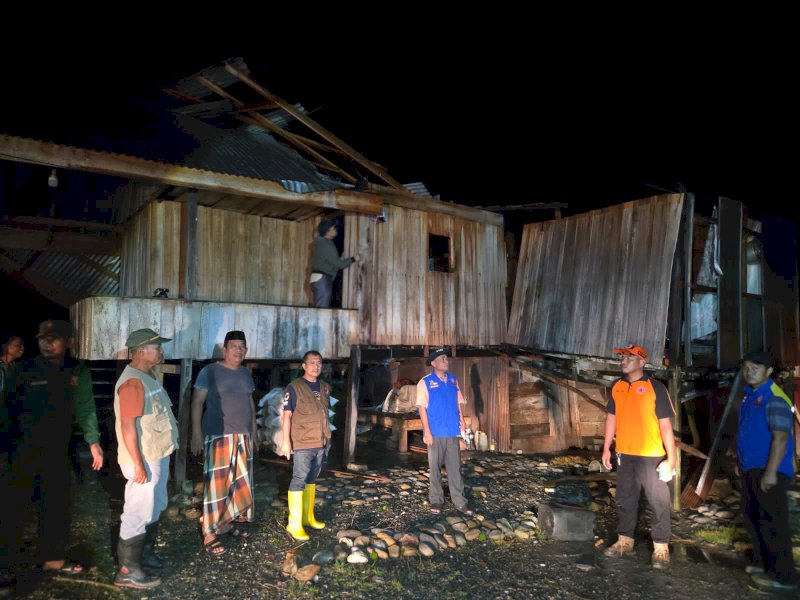 Bencana angin puting beliung menerjang wilayah Desa Burau Pantai, Kecamatan Burau, Kabupaten Luwu Timur, Ahad (8/3/2026) menjelang waktu berbuka puasa. Peristiwa ini menyebabkan sejumlah rumah warga mengalami kerusakan. @Jejakfakta/dok. Humas Pemkab Lutim