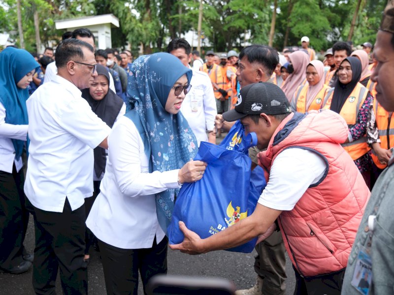 Bupati Gowa, Sitti Husniah Talenrang, bersama Badan Amil Zakat Nasional (Baznas) Kabupaten Gowa menyalurkan paket lebaran kepada tenaga outsourcing di lingkup Pemkab Gowa. Penyerahan dilakukan di Kantor Bupati Gowa, Rabu (11/3/2026). @Jejakfakta/dok. Humas Pemkab Gowa