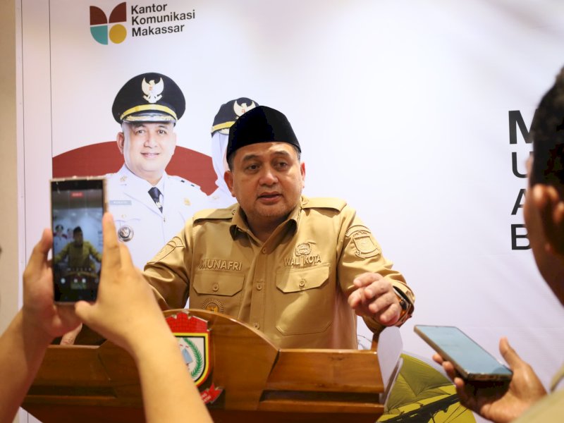 Wali Kota Makassar, Munafri Arifuddin, memberikan keterangan pers, usai memimpin rapat koordinasi bersama Dinas Ketahanan Pangan, Dinas Perdagangan, para camat se-Kota Makassar, dan PD Pasar di Kantor Balai Kota Makassar, Selasa (10/3/2026). @Jejakfakta/dok. Humas Pemkot Makassar