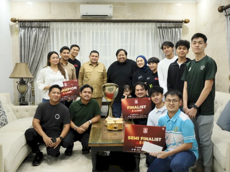 Wali Kota Makassar, Munafri Arifuddin, saat memberikan hadiah juara Kompetisi Liga Padel Mulia 2026. @Jejakfakta/dok. Istimewa