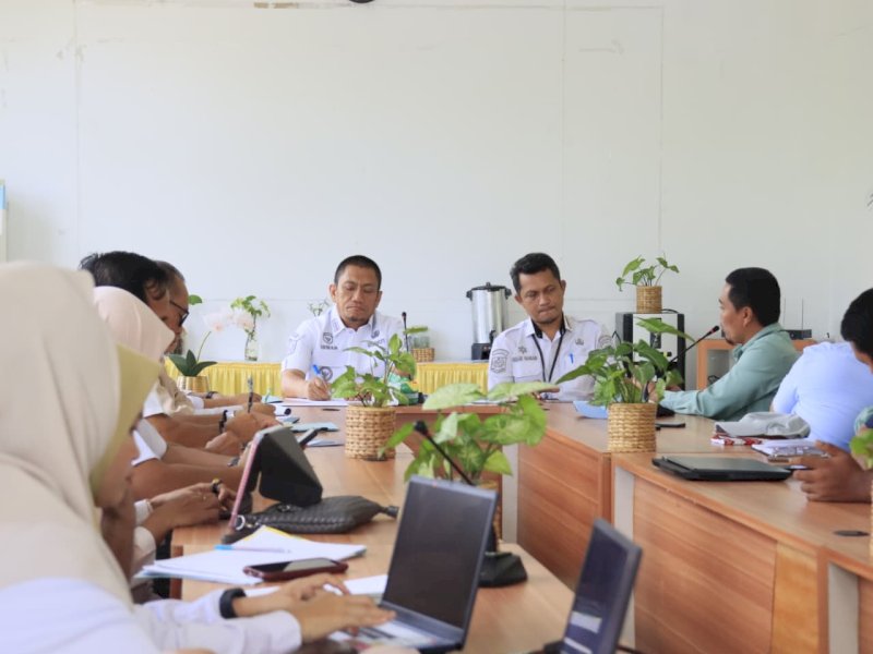 Bupati Luwu Timur, Irwan Bachri Syam, saat memimpin rapat koordinasi (rakor) pengelolaan sampah di Aula Adipura Dinas Lingkungan Hidup (DLH) Luwu Timur, Rabu (11/03/2026). @Jejakfakta/dok. Humas Pemkab Lutim