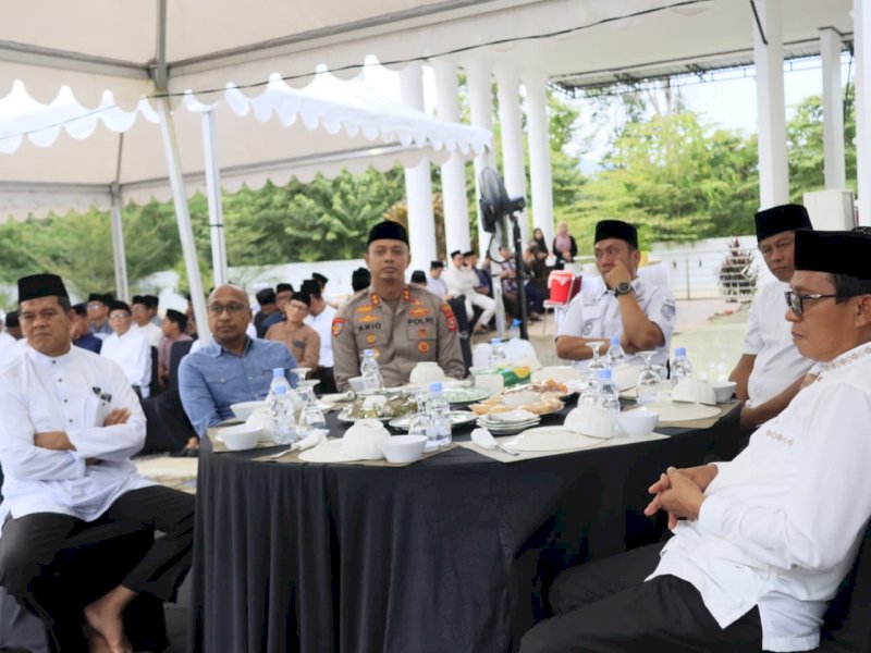 Bupati Luwu Timur, Irwan Bachri Syam, saat menghadiri syukuran Sekretaris Daerah yang dirangkaikan dengan buka puasa bersama di Rumah Jabatan Sekda Luwu Timur, Malili, Rabu (11/3/2026). @Jejakfakta/dok. Humas Pemkab Lutim