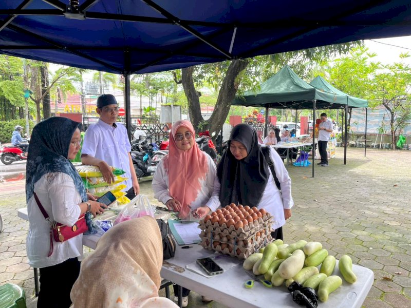 Pemerintah Kabupaten (Pemkab) Gowa melalui Dinas Ketahanan Pangan (Ketapang) menggelar Gerakan Pangan Murah (GPM) di Pelataran Kantor Dinas Ketahanan Pangan Kabupaten Gowa, Rabu (11/3/2026). @Jejakfakta/dok. Istimewa