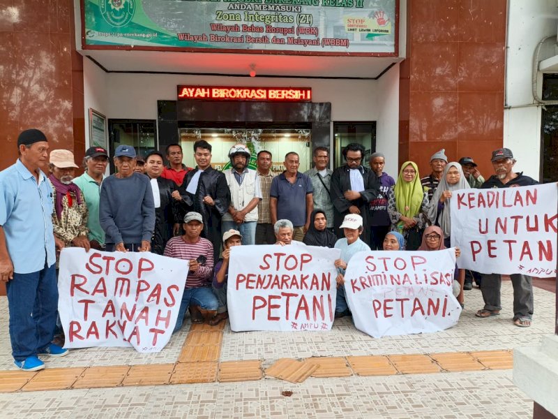 Koalisi Bantuan Hukum Rakyat (KOBAR) Enrekang menghadirkan empat saksi, yakni Mursalim, Rahma, Surianti, dan Andi Zulfikar, persidangan terhadap tiga warga Kecamatan Maiwa yang dituduh melakukan pengrusakan di kantor perusahaan perkebunan. @Jejakfakta/dok. Istimewa