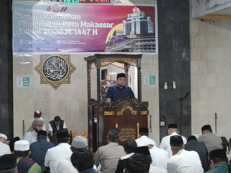 Wali Kota Makassar, Munafri Arifuddin, memberikan sambutan pada Safari Ramadan yang berlangsung di Masjid Al-Muhajirin, Kompleks Bung Permai, Rabu malam (11/03/2026). @Jejakfakta/dok. Humas Pemkot Makassar