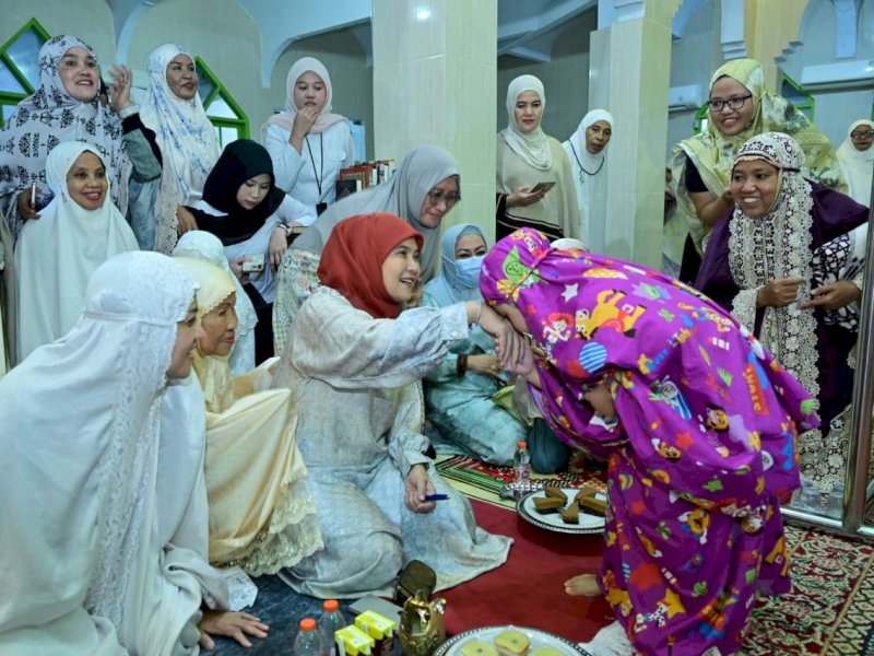 Wakil Wali Kota Makassar, Aliyah Mustika Ilham, disambut warga usai salat tarawih berjamaah bersama masyarakat di Masjid Nurul Mujtahidah, Jalan Tamalate, Kecamatan Rappocini, Rabu (11/3/2026). @Jejakfakta/dok. Humas Pemkot Makassar