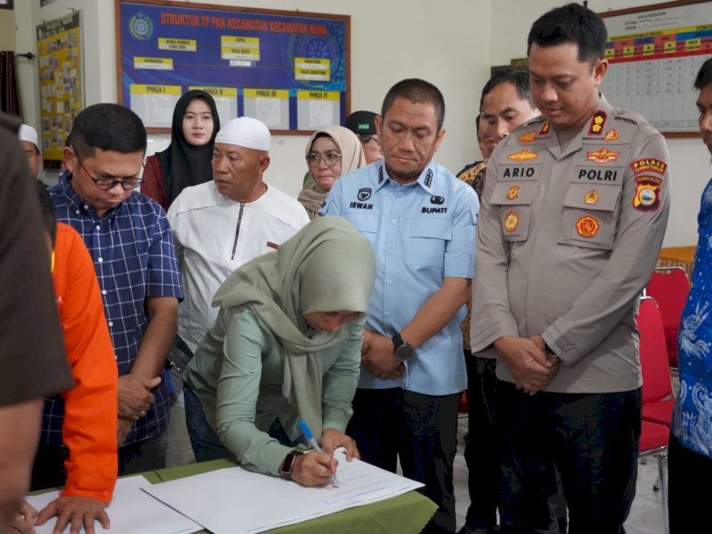 Bupati Luwu Timur, Irwan Bachri Syam memimpin mediasi penyelesaian penyerahan lahan Old Camp oleh PT Vale Indonesia Tbk kepada masyarakat Sorowako yang diwakili oleh dr. Irmawati Baso, di Aula Kantor Camat Nuha, Kamis (12/03/2026). @Jejakfakta/dok. Humas Pemkab Lutim