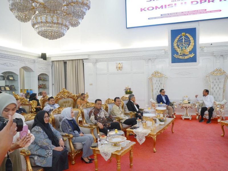 Wakil Bupati Luwu Timur, Hj. Puspawati Husler menghadiri acara silaturahmi bersama Ketua Komisi II DPR RI, Muhammad Rifqinizamy Karsayuda di Rumah Jabatan Gubernur Sulawesi Selatan, Makassar, Kamis (12/3/2026). @Jejakfakta/dok. Humas Pemkab Lutim
