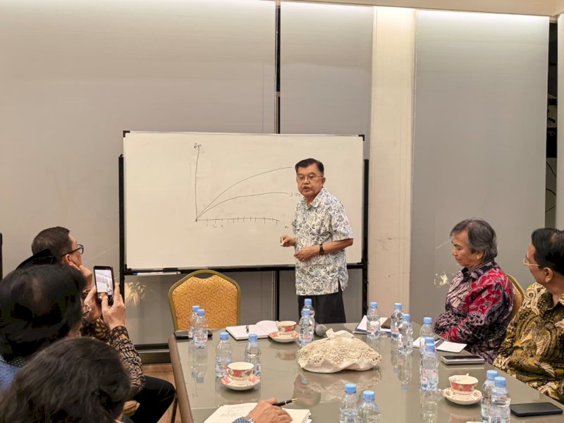 Wakil Presiden RI ke-10 dan ke-12, Jusuf Kalla menerima kunjungan pengurus Indonesian Council on World Affairs (ICWA) yang dipimpin Ketua Umum Al Busyra Basnur di kediamannya di Jakarta Selatan, Kamis (12/3/2026) malam. @Jejakfakta/Istimewa