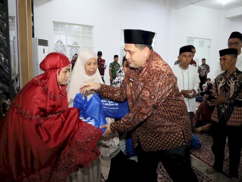 Wali Kota Makassar, Munafri Arifuddin, usai melaksanakan salat Isya dan Tarawih berjamaah bersama masyarakat di Masjid Jami Nurul Ilham Kassi, Jalan Antang Raya, Kecamatan Manggala, Kamis (12/3/2026) malam. @Jejakfakta/dok. Humas Pemkab Lutim