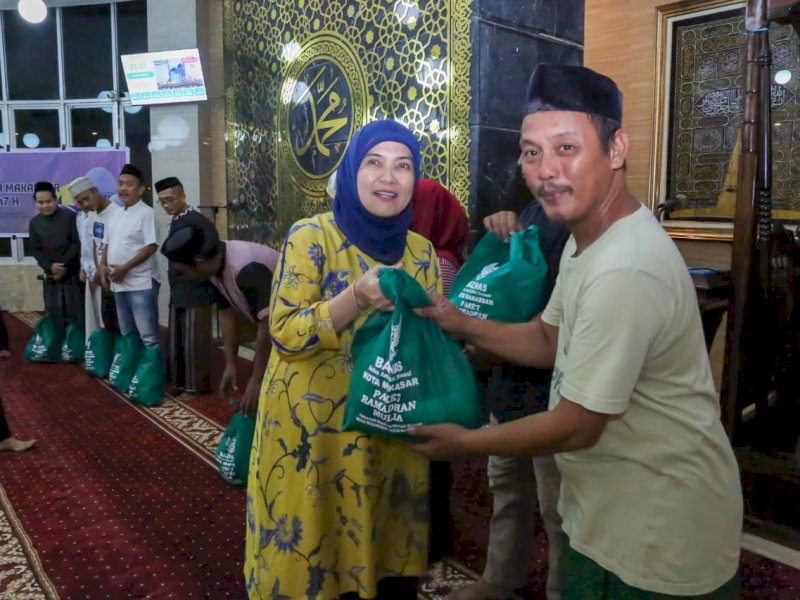 Wakil Wali Kota Makassar, Aliyah Mustika Ilham, menyerahkan paket Ramadan Mulia kepada pengurus Masjid Amirul Mukminin dalam rangkaian Safari Ramadan Pemerintah Kota Makassar. Kamis (12/3/2026). @Jejakfakta/dok. Humas Pemkot Makassar