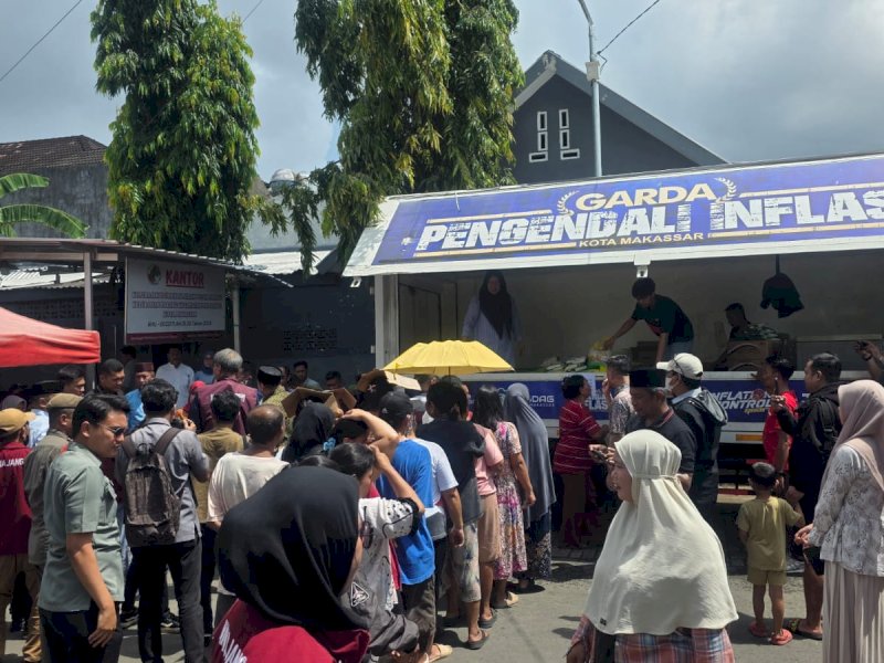 Ratusan warga antrean memberi bahan kebutuhan pokok pada Gerakan Pasar Murah (GPM) yang digelar Pemerintah Kota Makassar di Jalan Kakatua II, Kelurahan Parang, Kecamatan Mamajang, Jumat (13/3/2026). @Jejakfakta./dok. Humas Pemkot Makassar
