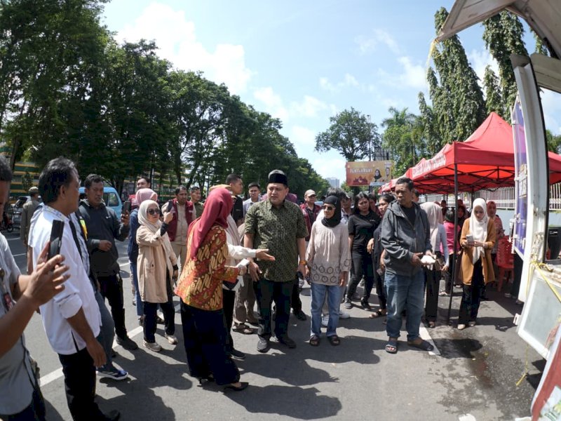 Wali Kota Makassar, Munafri Arifuddin, saat turun meninjau pelaksanaan Gerakan Pasar Murah (GPM) yang digelar Pemerintah Kota Makassar di depan Monumen Mandala, Jalan Jenderal Sudirman, Jumat (13/3/2026) pagi. @Jejakfakta/dok. Humas Pemkot Makassar