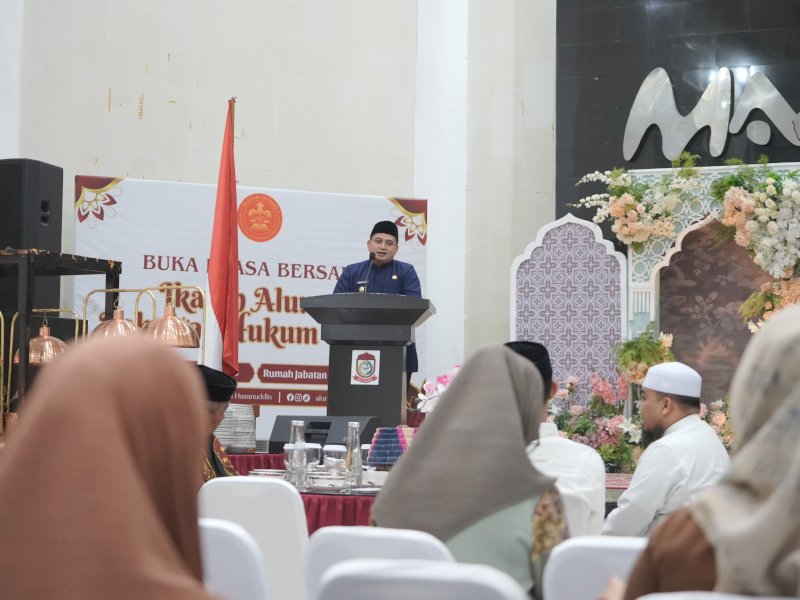 Wali Kota Makassar, Munafri Arifuddin, saat menghadiri kegiatan buka puasa bersama alumni Ikatan Alumni Fakultas Hukum Universitas Hasanuddin di Rumah Jabatan Wali Kota Makassar, Jumat (13/3/2026). @Jejakfakta/dok. Humas Pemkot Makassar