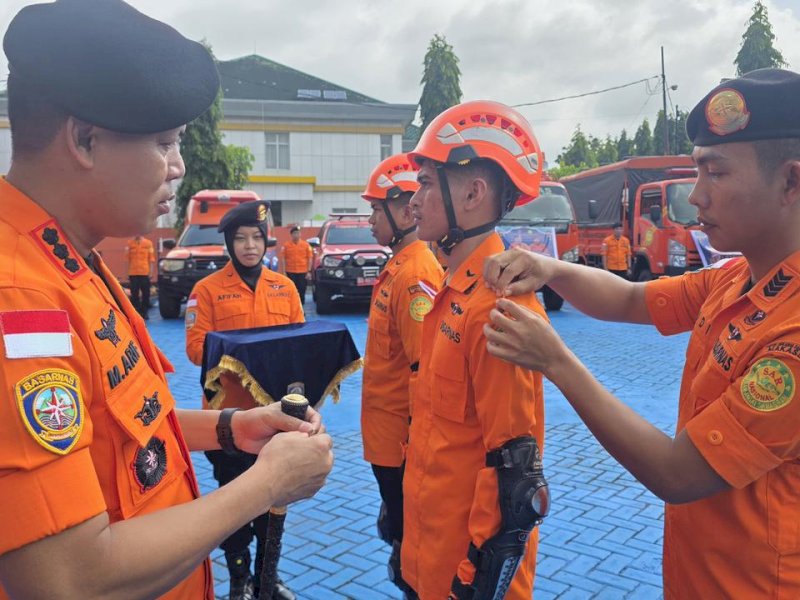 Basarnas menggelar Apel Siaga SAR Khusus Lebaran di halaman Kantor Pencarian dan Pertolongan Kelas A Makassar, Jumat (13/3/2026). @Jejakfakta/dok. Istimewa