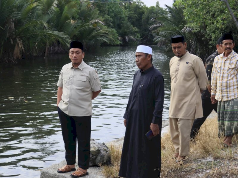 Bupati Luwu Timur, Irwan Bachri Syam bergerak cepat menindaklanjuti aduan masyarakat terkait kerusakan tanggul di kawasan Tempat Pelelangan Ikan (TPI) Turunan Bajo, Desa Tampinna, Kecamatan Angkona, Jumat (13/03/2026). @Jejakfakta/dok. Humas Pemkab Lutim