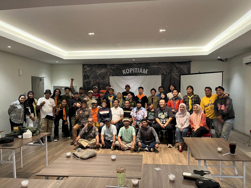 Konsolidasi komunitas pecinta alam guna memperkuat gerakan penyelamatan lingkungan hidup di Kopi Tiam, Jumat (13/3/2026). @Jejakfakta/dok. Walhi Sulsel 