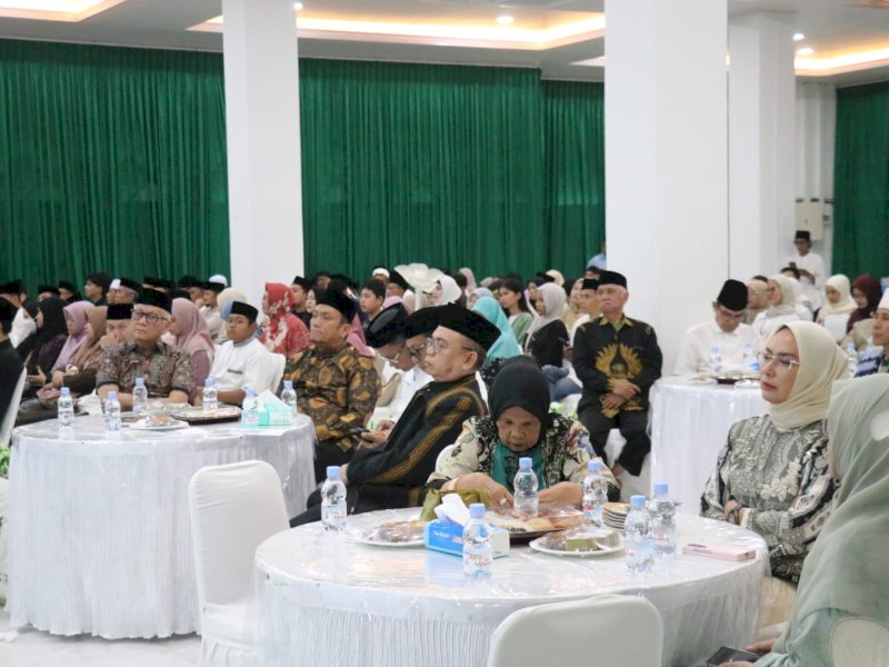 Bupati Luwu Timur, Irwan Bachri Syam, bersama Wakil Bupati Puspawati Husler, saat menghadiri silaturahmi dan buka puasa bersama Pemerintah Daerah Luwu Timur dengan Ikatan Pelajar Mahasiswa Luwu Timur (IPMA) di Masjid Al-Markaz Al-Islami, Makassar, Sabtu malam (14/03/2026). @Jejakfakta/dok. Istmewa