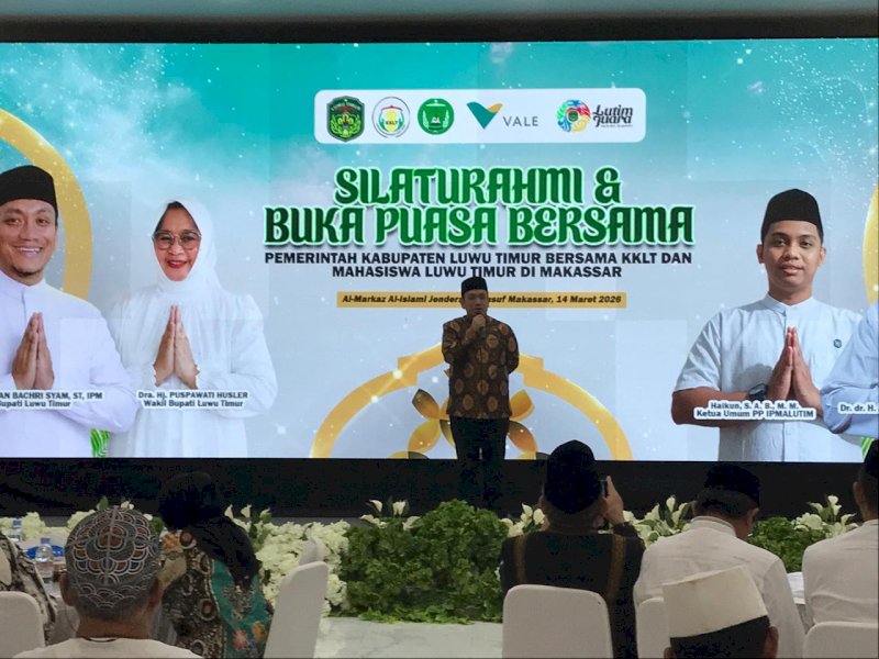 Bupati Luwu Timur, Irwan Bachri Syam, saat memberikan sambutan pada kegiatan silaturahmi dan buka puasa bersama Kerukunan Keluarga Luwu Timur (KKLT) serta mahasiswa asal Luwu Timur, di Masjid Al Markas Al Islami, Makassar, Sabtu (14/3/2025). @Jejakfakta/Wendy Adytya Lukman