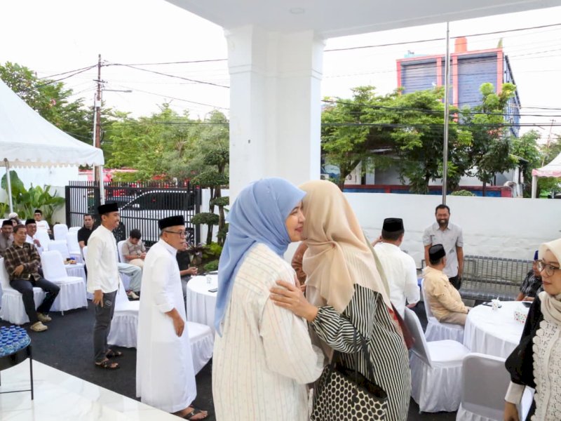 Wakil Wali Kota Makassar Aliyah Mustika Ilham, menjamu tamu saat acara buka puasa bersama keluarga di Rumah Jabatan Wakil Wali Kota Makassar, Kompleks PDAM, Jalan Ratulangi, Sabtu (14/3/2026). @Jejakfakta/dok. Istimewa