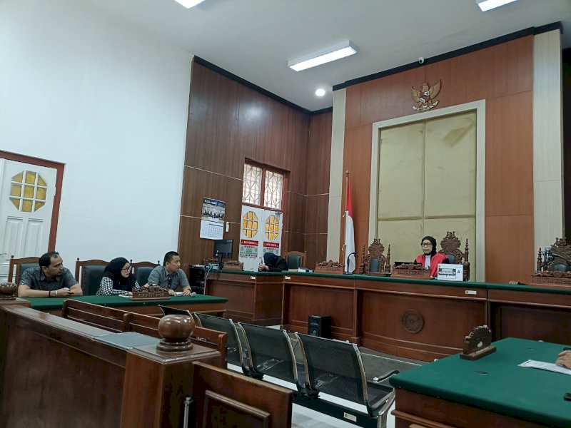 Suasana sidang praperadilan jurnalis LKBN Kantor Berita Antara Muh Darwin Fatir di Ruang Sidang Prof Oemar Seno Adji PN Makassar, Jl RA Kartini, Kelurahan Baru, Kecamatan Ujung Pandang, Kota Makassar, Sulawesi Selatan (Sulsel), Senin (16/3/2026). Hakim kabulkan praperadilan Darwin. @Jejakfakta/dok. Istimewa