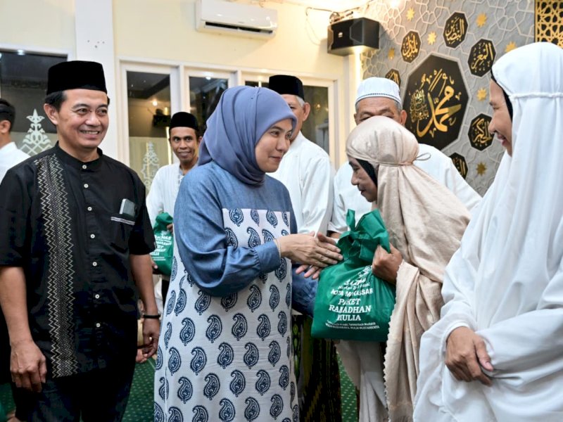 Wakil Wali Kota Makassar Aliyah Mustika Ilham, menyerahkan paket Ramadan kepada masyarakat saat Safari Ramadan di Masjid Al Fattah Bontoala, Kecamatan Bontoala, Minggu (15/3/2026). @Jejakfakta/Istimewa
