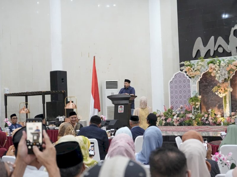 Wali Kota Makassar, Munafri Arifuddin, saat menghadiri kegiatan buka puasa bersama Ikatan Alumni SMADA Makassar yang dirangkaikan dengan salat Isya dan tarawih berjamaah di Baruga Anging Mammiri, Minggu (15/3/2026). @Jejakfakta/dok. Humas Pemkot Makassar