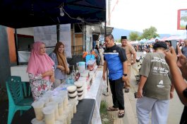 Kunjungi Pasar Ramadan, Bupati Irwan Belanja Kuliner dan Hibur Warga