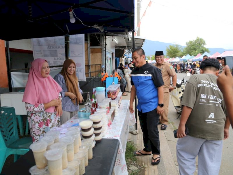 Bupati Luwu Timur, Irwan Bachri Syam, berkunjung bersama keluarga di Pasar Ramadan di Anjungan Sungai Malili, Kecamatan Malili, Senin (16/3/2026). @Jejakfakta/dok. Humas Pemkab Lutim