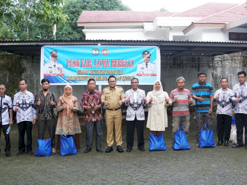 Wakil Bupati Gowa, Darmawansyah Muin, memberikan bantuan paket sembako melalui kolaborasi Persatuan Guru Republik Indonesia (PGRI) Kabupaten Gowa dan Badan Amil Zakat Nasional (Baznas) Gowa, di Kantor PGRI Gowa, Selasa (17/3/2026). @Jejakfakta/dok. Humas Pemkab Gowa