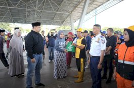 Bentuk Apresiasi, Munafri&ndash;Aliyah Serahkan 7.100 Paket Lebaran untuk Satgas Kebersihan Makassar