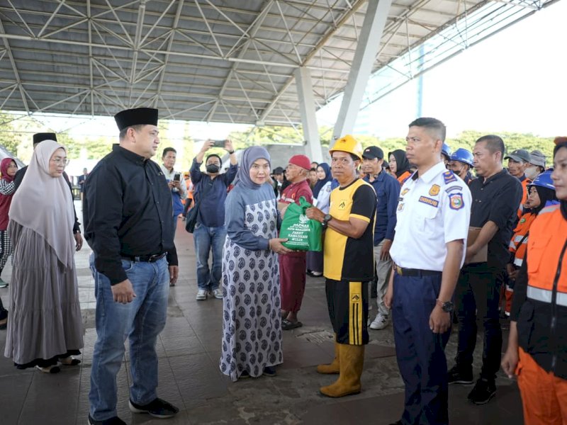 Wali Kota Makassar, Munafri Arifuddin, bersama Wakil Wali Kota Makassar Aliyah Mustika Ilham, menyerahkan paket lebaran para Satgas Kebersihan dan Satgas Drainase di Tribun Lapangan Karebosi, Minggu (15/3/2026). @Jejakfakta/dok. Humas Pemkab Gowa