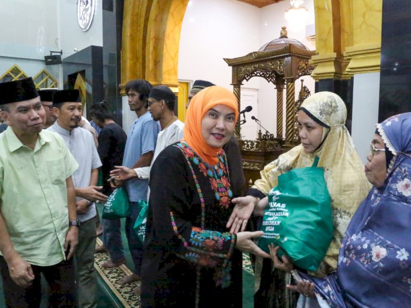 Wakil Wali Kota Makassar, Aliyah Mustika Ilham, menyerahkan paket Ramadan Mulia kepada pengurus masjid saat melaksanakan rangkaian kegiatan Safari Ramadan Pemerintah Kota Makassar di dua masjid di Kecamatan Biringkanaya dan Kecamatan Tamalanrea, Senin (16/3/2026). @Jejakfakta/dok. Humas Pemkot Makassar