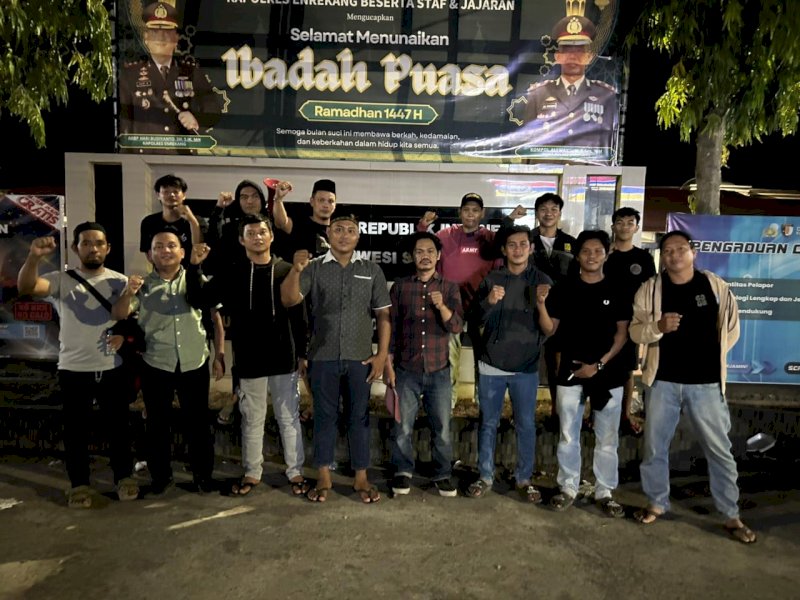 Koalisi Bantuan Hukum Rakyat (KOBAR) Enrekang saat melakukan aksi di depan Polres Enrekang. @Jejakfakta/Istimewa