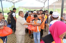 Ratusan Petugas Kebersihan Terima Paket Lebaran dari Bupati dan Wakil Bupati Lutim