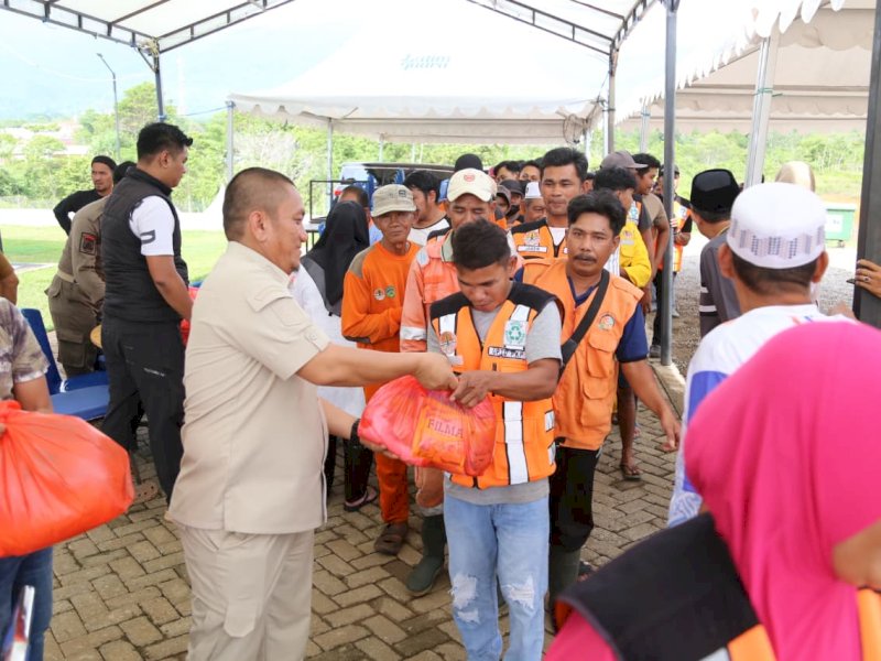 Bupati Luwu Timur, Irwan Bachri Syam, menyerahkan langsung bingkisan paket Lebaran kepada ratusan petugas kebersihan di kediaman pribadi Bupati Luwu Timur di Desa Puncak Indah, Kecamatan Malili, Rabu (18/3/2026). @Jejakfakta/dok. Humas Pemkab Lutim